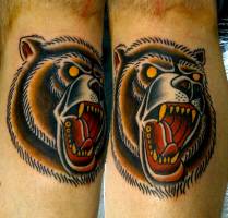Tatuaje de una cabeza de oso rugiendo