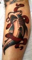 Tatuaje de un tiburón martillo y una cinta