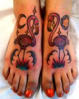 Tatuaje de un flamenco en cada pie