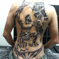 Tatuaje de un luchador griego en la espalda