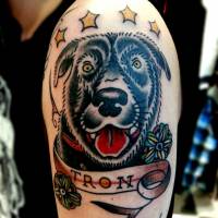 Tatuaje de un perro con su nombre