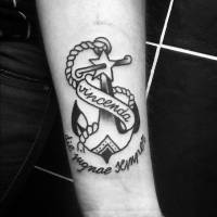 Tatuaje de un ancla en blanco y negro con un nombre