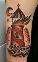 Tatuaje de  un faro en llamas bajo la luna