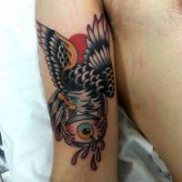 Tatuaje de un águila llevando un ojo llorando