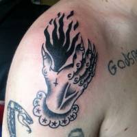 Tatuaje de una mano de demonio sacando fuego