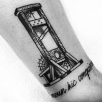 Tatuaje de una guillotina con telarañas