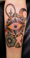 Tatuaje de una brújula con un ojo dentro