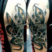 Tatuaje de una serpiente ojo y una calavera atravesada por un cuchillo