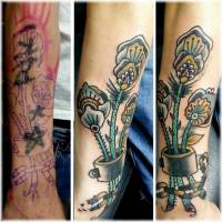 Tatuaje de tres flores encadenadas