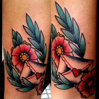 Tatuaje de una carta de amor entre flores y laureles