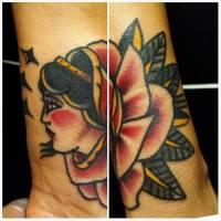Tatuaje de una cabeza saliendo de una flor