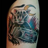Tatuaje de una pantera negra con un radiocassette 