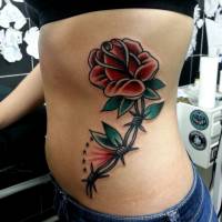 Tatuaje de una rosa atada a un alambre de espinos
