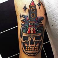 Tatuaje de una calavera y un cohete