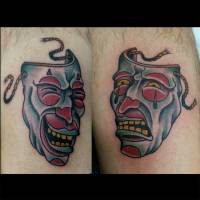 Tatuaje de dos mascaras, una riendo y la otra llorando