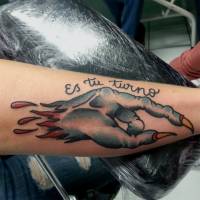 Tatuaje de una mano de monstruo arrancada y la frase: Es tu turno