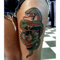 Tatuaje de una serpiente enroscada a una cabeza de pantera