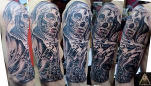 Tatuaje de una calavera mexicana en el brazo