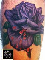 Tatuaje de una rosa manchada de sangre