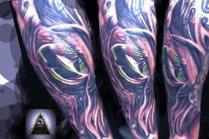 Tatuaje de un ojo alienígena en el brazo