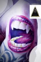 Tatuaje de una boca de vampiro en color