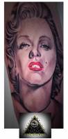 Tatuaje de Marylin Monroe con los labios rojos