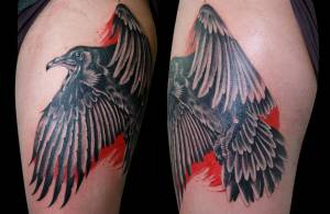 Tatuaje de un cuervo con un fondo rojo sangre