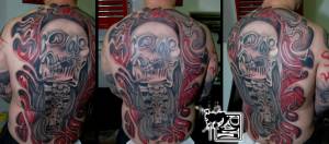 Tatuaje de una calavera en la espalda entera