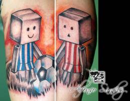 Tatuaje de dos jugadores de fútbol de juguete