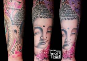 Tatuaje de una cabeza de Buda con la mariposa del silencio de los corderos