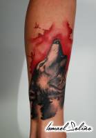 Tatuaje de un lobo aullando y manchas de sangre de fondo