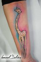 Tatuaje de una jirafa a color en el antebrazo