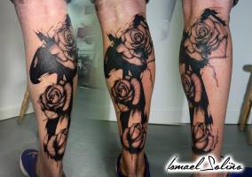 Tatuaje de rosas y manchas de pintura en los gemelos