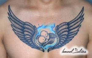 Tatuaje de unas alas y dos bebés enmedio