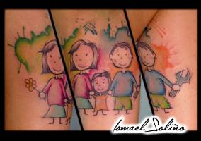 Tatuaje de una familia y manchas de pintura de fondo