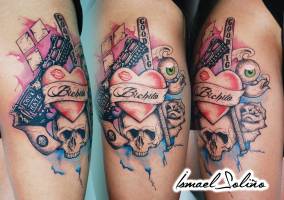 Tatuaje de una pistola, un corazón, etiqueta, ojo y objetos varios