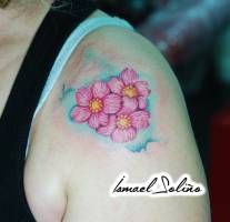 Tatuaje de 3 flores en el hombro