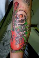 Tatuaje de un esqueleto tocando la guitarra