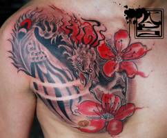 Tatuaje de un fénix en el pecho de un hombre, con unas flores