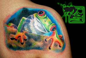 Tatuaje de una rana en la espalda