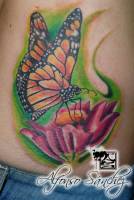Tatuaje de una mariposa encima de una flor