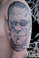 Tatuaje de la cara de Frankenstein en el hombro