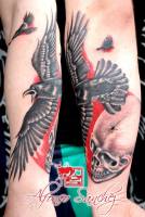 Tatuaje de un cuervo y una calavera agujereada
