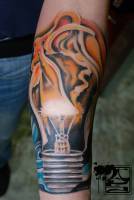 Tatuaje de una bombilla quemándose