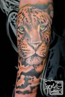 Tatuaje de un leopardo en el antebrazo
