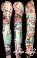 Tatuaje de los personajes de hello kitty en el brazo