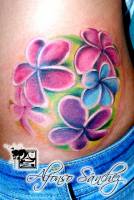 Tatuaje de flores en un circulo