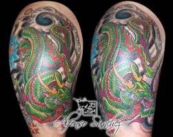 Tatuaje de un dragón verde enroscado