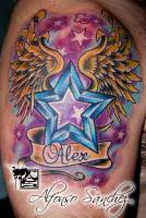 Tatuaje de una estrella con alas y una cinta con un nombre