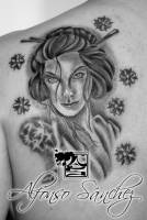 Tatuaje de una geisha en blanco y negro